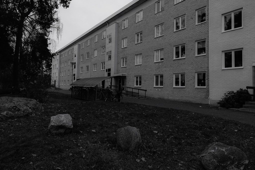 Huset jag bodde i och porten längs bort