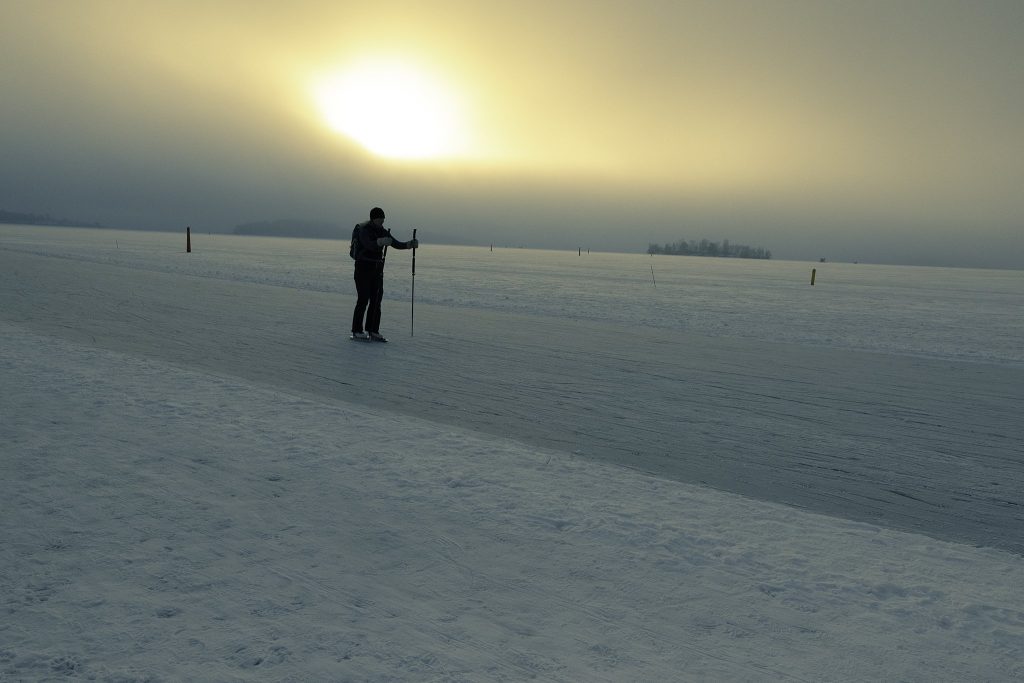 Motljus bild, småkyligt och disigt men lite försöker solen fram