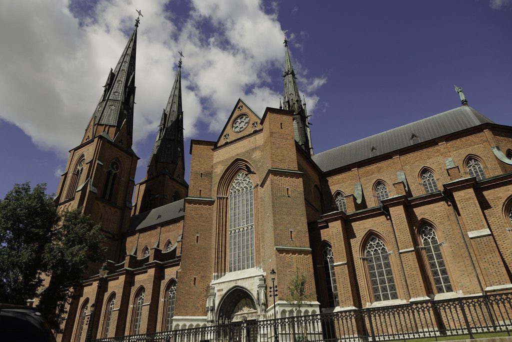 Uppsala är en stad i Sverige och är belägen cirka 70 kilometer norr om huvudstaden Stockholm. Staden är känt för sin långa historia och dess betydelse som en av landets äldsta städer. Här följer några intressanta fakta om Uppsala: Historia: Uppsala har anor som går tillbaka till vikingatiden och var en viktig religiös och politisk plats för det forntida Sverige. Den var platsen för Gamla Uppsala, där man hittar imponerande fornlämningar, inklusive tre högar som är gravplats för gamla kungar. Uppsala universitet: Staden är stolt över sitt anrika universitet, som grundades 1477 och är det äldsta i Skandinavien. Universitetet är en av Sveriges mest prestigefyllda akademiska institutioner och bidrar starkt till stadens kulturella och intellektuella liv. Domkyrkan: Uppsala domkyrka är en imponerande katedral som är en symbol för staden. Den byggdes på 1200-talet och är den största kyrkan i Skandinavien. Katedralen är också platsen för flera kungliga begravningar och ceremonier. Studentliv: Uppsala har en livlig studentkultur, och studenterna utgör en viktig del av stadens befolkning. Studentnationer är centrala i det sociala livet, och de organiserar diverse evenemang och aktiviteter. Kulturella evenemang: Staden har ett rikt kulturutbud, inklusive teatrar, museer, konstgallerier och musikevenemang. Uppsala Konsert & Kongress är en välkänd plats för konserter och evenemang. Botaniska trädgården: Uppsala har en vacker botanisk trädgård, anlagd 1655, som är den äldsta i Sverige och fortfarande en populär plats för både lokalbefolkning och besökare. Cykelvänlig stad: Uppsala anses vara en av Sveriges mest cykelvänliga städer, med ett omfattande nätverk av cykelvägar och en kultur som uppmuntrar cykling som ett hållbart transportsätt. Kulturell mångfald: Staden har en kosmopolitisk atmosfär tack vare sitt universitet och en stor internationell studentpopulation. Detta bidrar till en kulturell mångfald och ett öppet sinnelag. Sammanfattningsvis är Uppsala en historisk stad med ett rikt kulturliv och ett blomstrande universitet. Dess betydelse som en akademisk, kulturell och historisk knutpunkt gör den till en intressant destination att besöka eller bo i.
