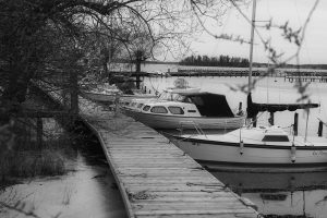 En stilla, melankolisk bild — båtarna väntar tålmodigt på ägare som ännu inte kommit.