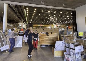 Bandyhallen görs i ordning för hundutställning i helgen