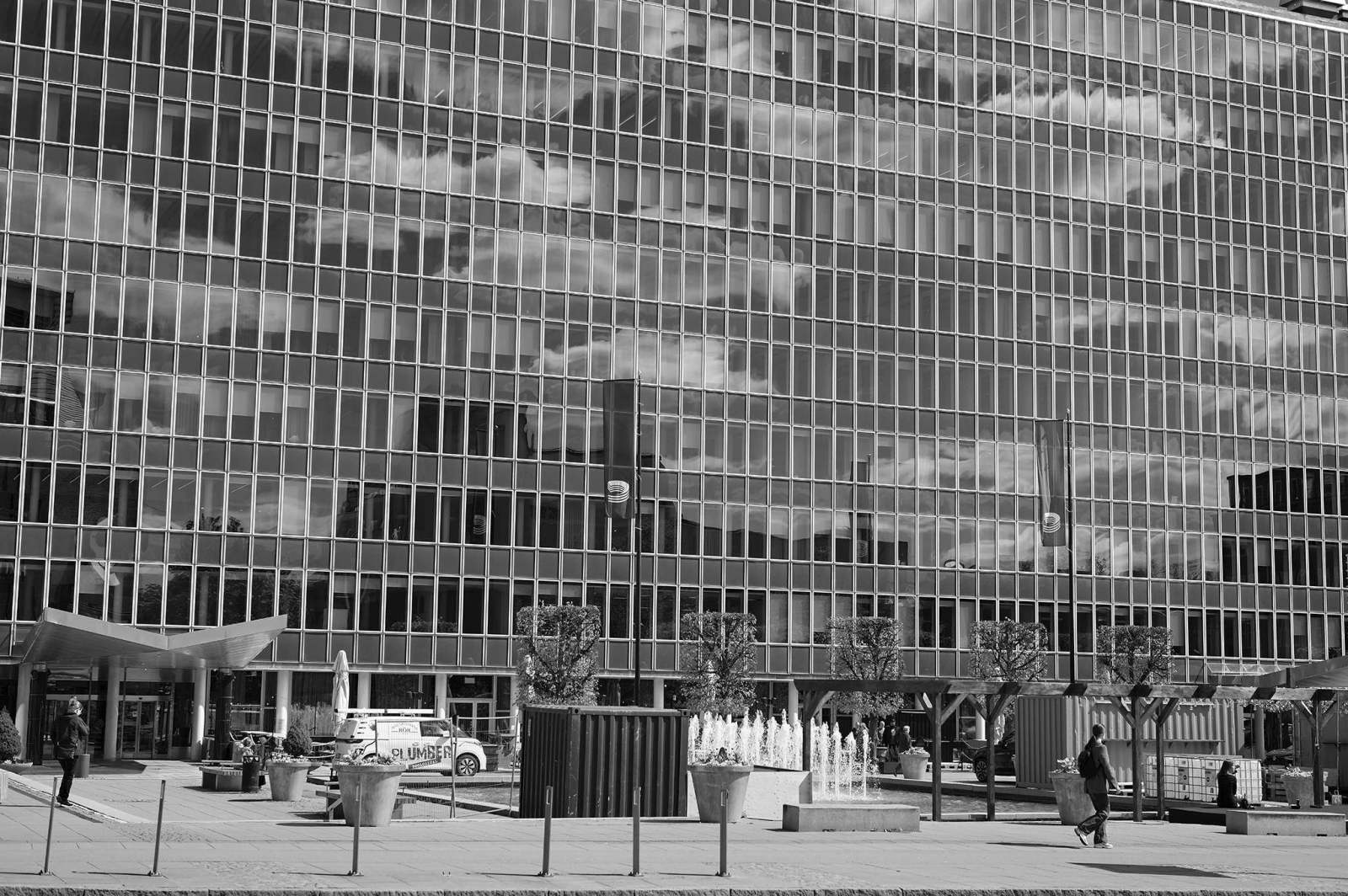 Street foto Västerås – speglingar vid stationen