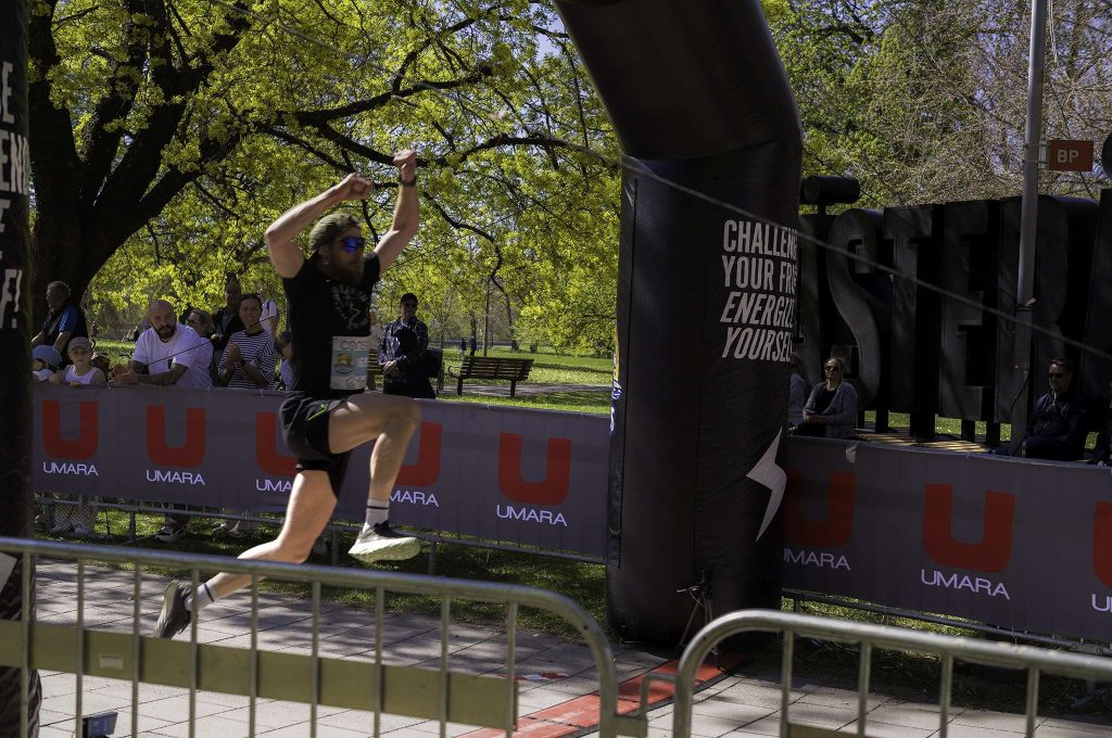 Löpare hoppar av glädje när han passerar mållinjen vid Västerås Marathon 202