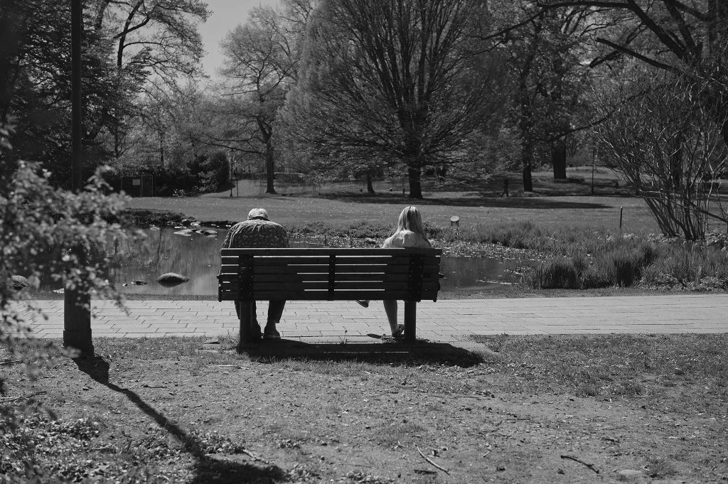 Pensionärsäventyr i Vasaparken en solig dag