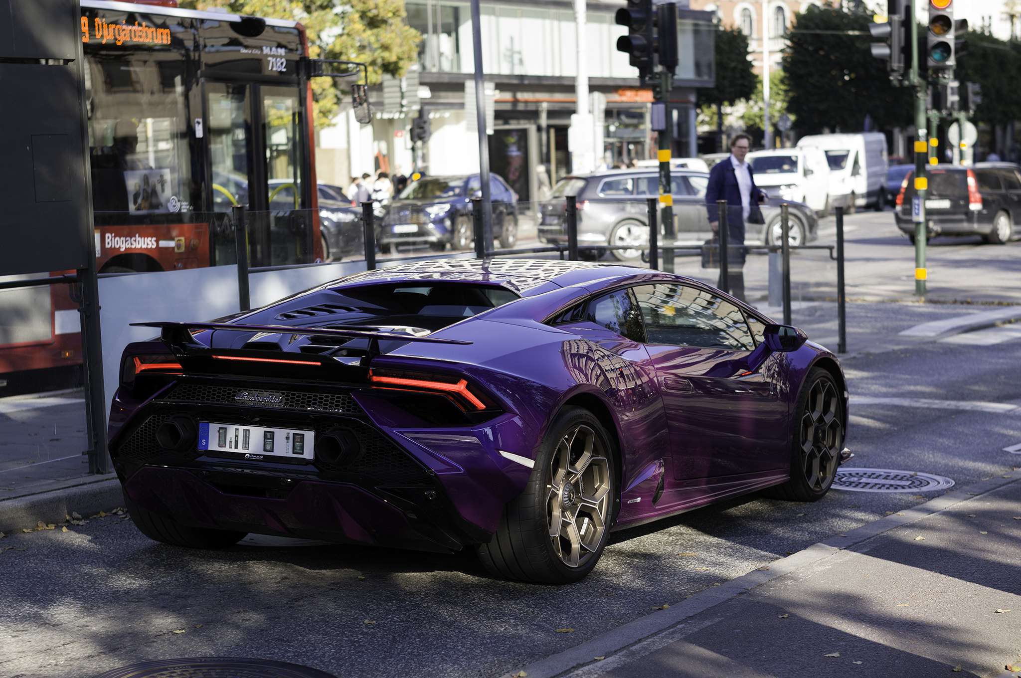 En lila Lamborghini sticker ut i Stockholmstrafiken.